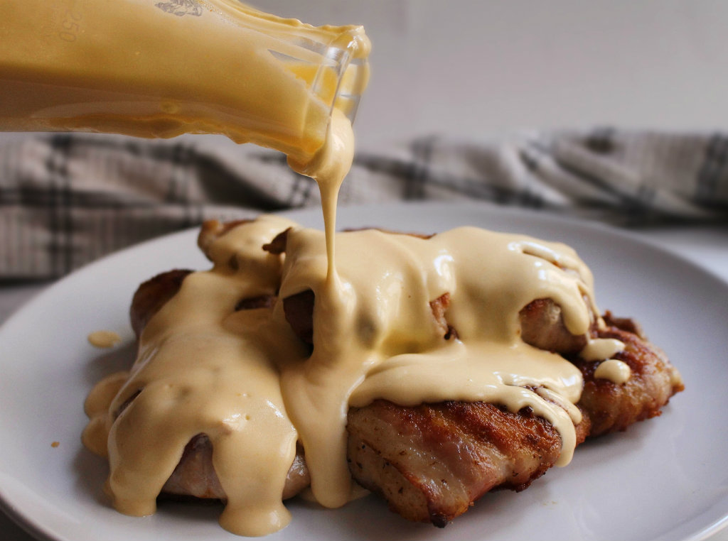 Keto – Bacon Wrapped Chicken with Cheese Sauce